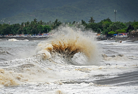 Ilustrasi gelombang tinggi. Foto: Ahmad Subaidi/ANTARA FOTO