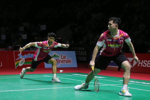 Pasangan ganda putra Indonesia Sabar Karyaman Gutama/Reza Pahlevi Isfahani bertanding melawan ganda putra Malaysia Nur Mohd Azriyn Ayub/Tan Wee Kiong pada Daihatsu Indonesia Master 2026 di Istora Senayan, Jakarta, Kamis (22/1/2026). Foto: Jamal Ramadhan/kumparan