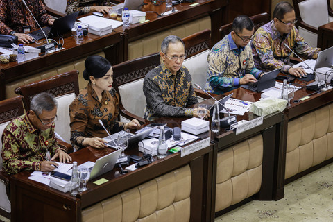 Ketua Dewan Komisioner OJK, Mahendra Siregar (tengah) beserta jajaran saat mengikuti rapat kerja dengan Komisi XI DPR di Kompleks Parlemen, Senayan, Jakarta, Kamis (22/1/2026). Foto: Dhemas Reviyanto/ANTARA FOTO