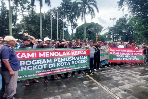 Massa sopir dan pemilik angkutan kota (Angkot) menggelar aksi di Gedung Balai Kota Bogor, Kamis (22/1/2026). Foto: Dok. kumparan