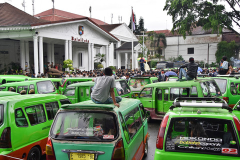 Supir angkot melakukan unjuk rasa di Balaikota Bogor, Jawa Barat, Kamis (22/1/2026). Foto: Arif Firmansyah/ANTARA FOTO
