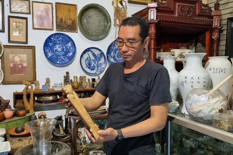 Muhammad Riskom, pedagang barang antik di Pasar Nostalgia Surabaya, Kamis (22/1/2026). Foto: Farusma Okta Verdian/kumparan