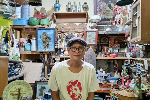 Iswanto, pedagang barang antik di Pasar Nostalgia Surabaya, Kamis (22/1/2026). Foto: Farusma Okta Verdian/kumparan