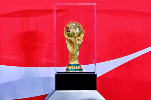 Trofi FIFA World Cup 2026 diperlihatkan kepada media saat Trophy Tour di Jakarta International Convention Center (JICC), Senayan, Jakarta, Kamis (22/1/2026). Foto: Asprilla Dwi Adha/ANTARA FOTO