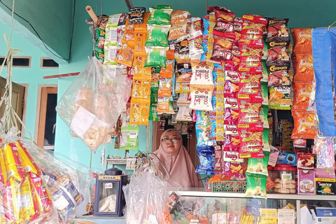 Wida Nurul saat berada di warung miliknya di Perumahan Villa Mutiara Mas 2, Desa Pahlawan Setia, Kecamatan Tarumajaya, Kabupaten Bekasi, Rabu, (21/1/2026). Foto: kumparan