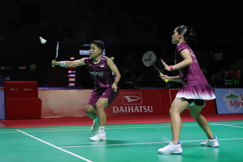 Ganda putri Indonesia Lanny Tria Mayasari dan Apriyani Rahayu saat melawan wakil Hongkong Tsang Hiu Yan dan Yeung Pui Lam pada babak 16 besar Indonesia Masters 2026 di Istora Senayan, Jakarta, Kamis (22/1/2026). Foto: Jamal Ramadhan/kumparan