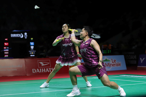 Ganda putri Indonesia Lanny Tria Mayasari dan Apriyani Rahayu saat melawan wakil Hongkong Tsang Hiu Yan dan Yeung Pui Lam pada babak 16 besar Indonesia Masters 2026 di Istora Senayan, Jakarta, Kamis (22/1/2026). Foto: Jamal Ramadhan/kumparan
