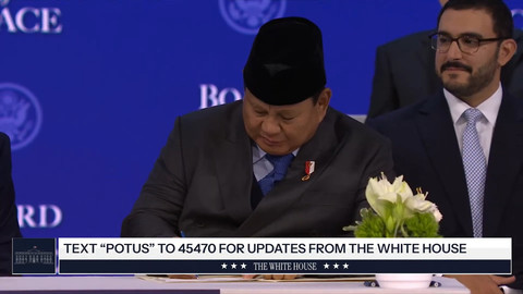 Presiden Prabowo Subianto menandatangani dokumen Board of Peace atau Dewan Perdamaian Gaza, Kamis (22/1/2026). Foto: Youtube/The White House