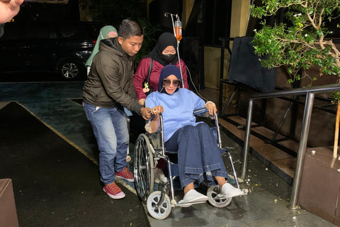 Dokter Samira alias Doktif menghadiri pemeriksaan sebagai tersangka dugaan pencemaran nama baik dokter Richard Lee di Polres Jaksel pada Kamis (22/1/2026).   Foto: Vincentius Mario/kumparan