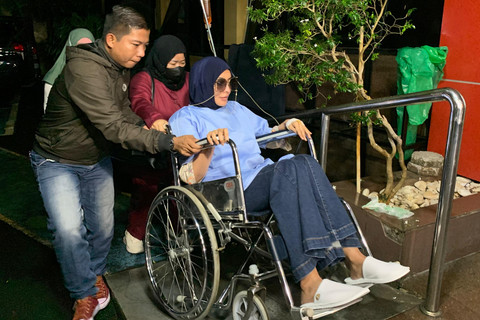 Dokter Samira alias Doktif menghadiri pemeriksaan sebagai tersangka dugaan pencemaran nama baik dokter Richard Lee di Polres Jaksel pada Kamis (22/1/2026).   Foto: Vincentius Mario/kumparan