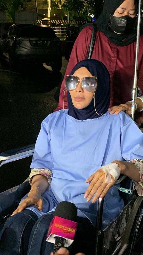 Dokter Samira alias Doktif menghadiri pemeriksaan sebagai tersangka dugaan pencemaran nama baik dokter Richard Lee di Polres Jaksel pada Kamis (22/1/2026).   Foto: Vincentius Mario/kumparan