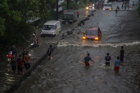 Sejumlah kendaraan melintasi jalan yang terendam banjir di Jalan Daan Mogot, Jakarta, Kamis (22/1/2026). Foto: Ika Maryani/ANTARA FOTO
