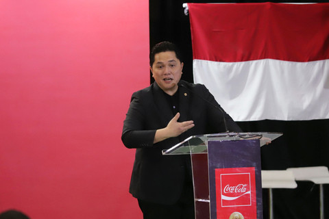 Ketua PSSI sekaligus Menpora Erick Thohir memberikan sambutan Trophy Tour by Coca-Cola di Jakarta International Convention Center (JICC), Senayan, Jakarta Pusat, Kamis (22/1/2026). Foto: Jamal Ramadhan/kumparan