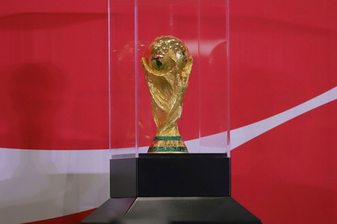 Trofi FIFA World Cup 2026 diperlihatkan kepada media saat Trophy Tour by Coca-Cola di Jakarta International Convention Center (JICC), Senayan, Jakarta Pusat, Kamis (22/1/2026). Foto: Jamal Ramadhan/kumparan