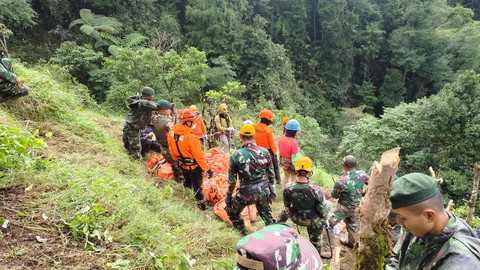 Tim SAR gabungan berhasil dalam operasi pencarian korban pesawat ATR 42-500, yang hilang dan jatuh di pegunungan Bulusaraung. Foto: Dok. Istimewa