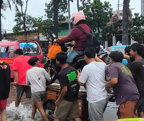 Pengendara menggunakan jasa angkut kendaraan sepeda motor di Jalan Daan Mogot Raya, Jakarta Barat, Jumat (23/1). Foto: Jeni Ritanti/kumparan