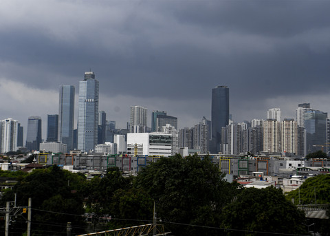 Awan tebal yang menyelimuti pemukiman dan gedung bertingkat di Jakarta, Jumat (23/1/2026). Foto: ANTARA FOTO/Muhammad Adimaja