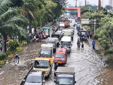 Kondisi lalu lintas Jalan Daan Mogot Raya arah Grogol menuju Cengkareng Macet parah imbas banjir, Jakarta Barat, Jumat (23/1/2026). Foto: Jeni Ritanti/kumparan