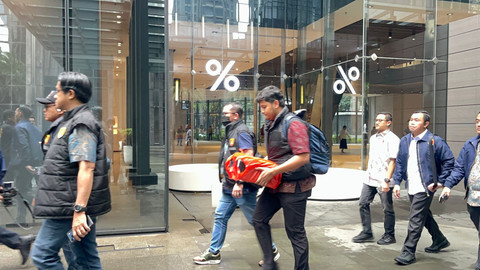 Penyidik Bareskrim Polri di kantor Dana Syariah Indonesia, Jakarta Selatan, Jumat (23/1/2026). Foto: Rayyan Farhansyah/kumparan