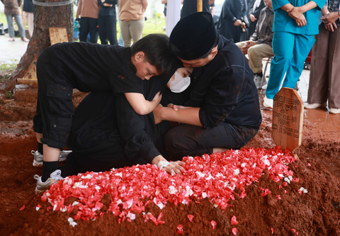 Suasana pemakaman jenazah anak ke empat Gameela Az Zahra Putri Pradana di TPU Jombang, Tangerang Selatan, Jumat, (23/1/2026). Foto: Dok. Agus Apriyanto