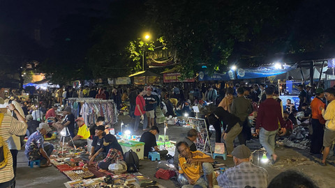 Suasana ramai pengunjung di Pasar Senthir (Sumber: Dokumentasi Pribadi)