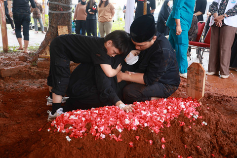 Suasana pemakaman jenazah anak ke empat Gameela Az Zahra Putri Pradana di TPU Jombang, Tangerang Selatan, Jumat, (23/1/2026). Foto: Dok. Agus Apriyanto