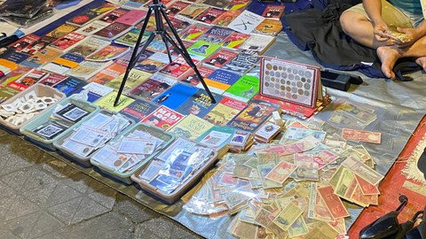 Lapak koleksi barang antik di Pasar Senthir (Sumber: Dokumentasi Pribadi)