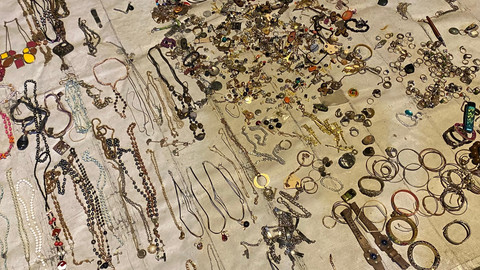 Koleksi aksesoris lawas di Pasar Senthir (Sumber: Dokumentasi Pribadi)