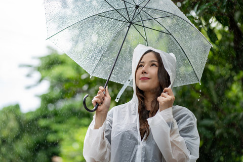 Rekomendasi payung dan jas hujan. Foto: PBXStudio/Shutterstock