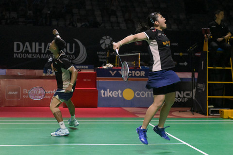 Pebulu tangkis ganda campuran Indonesia Jafar Hidayatullah (kiri) dan Felisha Alberta Nathaniel Pasaribu (kanan) berselebrasi pada babak perempat final Daihatsu Indonesia Masters 2026 di Istora Senayan, Jakarta, Jumat (23/1/2026). Foto: Aditya Pradana Putra/ANTARA FOTO