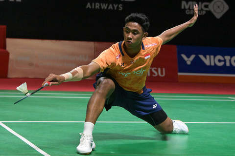 Pebulu tangkis tunggal putra Indonesia Alwi Farhan mengembalikan kok ke arah lawannya asal Jepang Yushi Tanaka pada babak perempat final Daihatsu Indonesia Masters 2026 di Istora Senayan, Jakarta, Jumat (23/1/2026). Foto: Aditya Pradana Putra/ANTARA FOTO