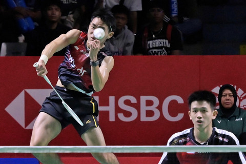 Pebulu tangkis ganda putra Indonesia Raymond Indra dan Nikolaus Joaquin mengembalikan kok ke arah Fajar Alfian dan Muhammad Shohibul Fikri pada babak delapan besar Daihatsu Indonesia Masters 2026 di Istora Senayan, Jakarta, Jumat (23/1/2026). Foto: Sulthony Hasanuddin/ANTARA FOTO 