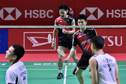 Pebulu tangkis ganda putra Indonesia Raymond Indra (kedua kanan) dan Nikolaus Joaquin (kedua kiri) berselebrasi usai mencetak poin pada babak delapan besar Daihatsu Indonesia Masters 2026 di Istora Senayan, Jakarta, Jumat (23/1/2026). Foto: Sulthony Hasanuddin/ANTARA FOTO 