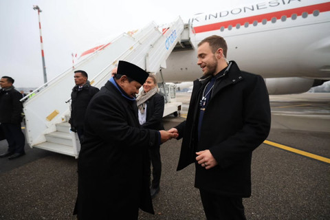 Presiden Prabowo menyapa satu per satu pengawal dari Pemerintah Swiss yang telah mengawalnya di davos, Swiss, Jumat (23/1/2026). Foto: sekretariat.kabinet/instagram