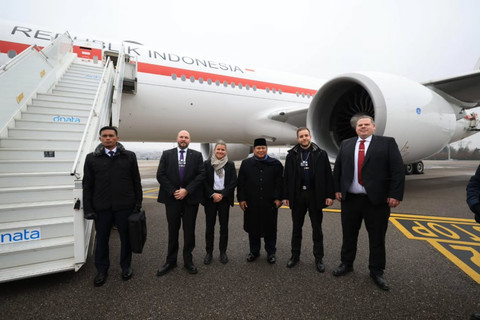Presiden Prabowo berfoto bersama pengawal dari Pemerintah Swiss yang telah mengawalnya di Davos, Swiss, Jumat (23/1/2026). Foto: sekretariat.kabinet/instagram