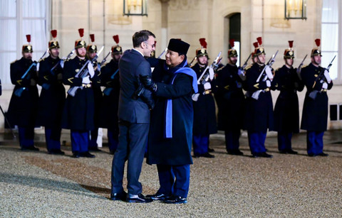 Presiden Prabowo Subianto berpelukan dengan Presiden Prancis, Emmanuel Macron saat tiba di Istana Elysee, Prancis, Jumat waktu setempat (23/1/2026). Foto: Muchlis Jr - Biro Pers Sekretariat Presiden