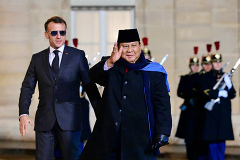 Presiden Prabowo Subianto menyapa saat tiba di Istana Elysee, Prancis, Jumat waktu setempat (23/1/2026). Foto: Muchlis Jr - Biro Pers Sekretariat Presiden
