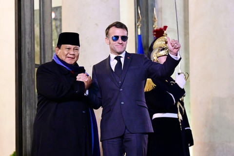 Presiden Prabowo Subianto berjabat tangan dengan Presiden Prancis, Emmanuel Macron di depan Istana Elysee, Prancis, Jumat waktu setempat (23/1/2026). Foto: Muchlis Jr - Biro Pers Sekretariat Presiden