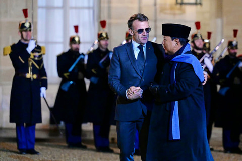 Presiden Prabowo Subianto berjabat tangan dengan Presiden Prancis, Emmanuel Macron saat tiba di Istana Elysee, Prancis, Jumat waktu setempat (23/1/2026). Foto: Muchlis Jr - Biro Pers Sekretariat Presiden