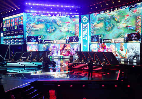 Team Alter Ego Esports Indonesia (kiri) bertanding melawan Team Spirit asal Rusia (kanan) dalam kompetisi e-sports internasional Mobile Legends M7 World Championship. di Tennis Indoor, Gelora Bung Karno, Senayan, Jakarta, Jumat (23/1/2026). Foto: Muhammad Iqbal/ANTARA FOTO