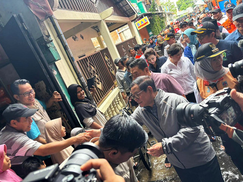 Gubernur DKI Jakarta, Pramono Anung tinjau pengungsian Masjid Jami Baitul Rahman, Cengkareng, Jakbar, Sabtu (24/1/2026).   Foto: Amira Nada/kumparan