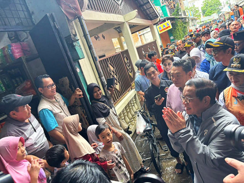 Gubernur DKI Jakarta, Pramono Anung tinjau pengungsian Masjid Jami Baitul Rahman, Cengkareng, Jakbar, Sabtu (24/1/2026).   Foto: Amira Nada/kumparan