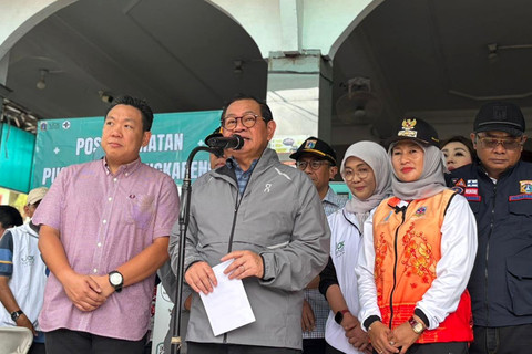 Gubernur DKI Jakarta, Pramono Anung memberikan paparannya usai meninjau pengungsian Masjid Jami Baitul Rahman, Cengkareng, Jakarta Barat, Sabtu (24/1/2026). Foto: Amira Nada/kumparan
