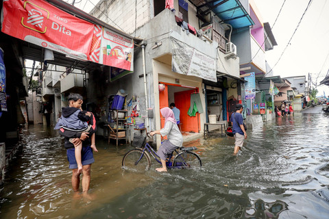 Kondisi banjir yang masih menggenangi permukiman warga RW 02, Kelurahan Rawa Buaya, Cengkareng, Jakarta Barat, Sabtu (24/1/2026). Foto: Jamal Ramadhan/kumparan