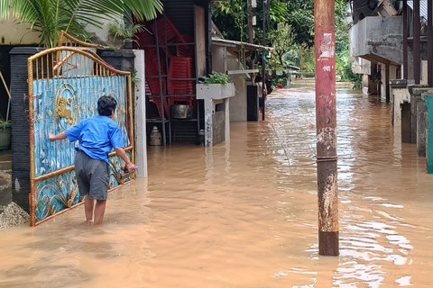 Kondisi banjir yang mencapai 2 meter di Jl. Al Makmuriyah, Pejaten Timur, Jakarta Selatan, Sabtu (24/1/2026). Foto: Ryan Iqbal/kumparan