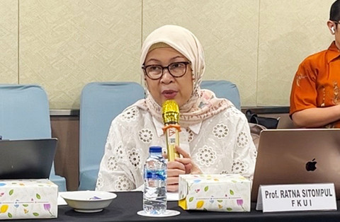 Prof. Ratna Sitompul memaparkan materi tentang rendahnya literasi kesehatan Indonesia di acara diskusi publik IHDC, Jumat (23/1/2026). Foto: Sarah Tri Wulandari/kumparan