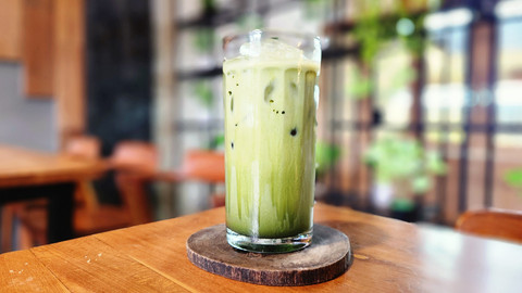 Matcha latte di rumah makan You Warung Ngeunah, Jagakarsa. Foto: Azalia Amadea/kumparan