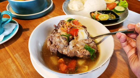 Daging tebal pada menu sop buntut di rumah makan You Warung Ngeunah, Jagakarsa. Foto: Azalia Amadea/kumparan