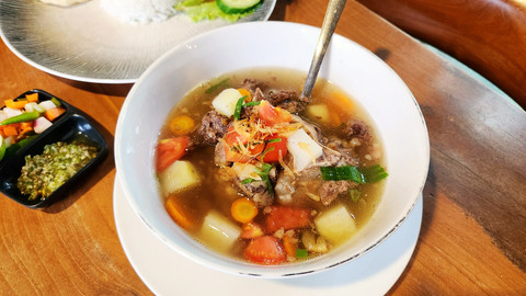 Sop buntut di rumah makan You Warung Ngeunah, Jagakarsa. Foto: Azalia Amadea/kumparan