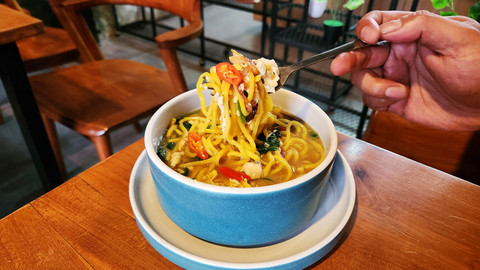 Menu mie tek-tek khas Sunda di rumah makan You Warung Ngeunah, Jagakarsa. Foto: Azalia Amadea/kumparan